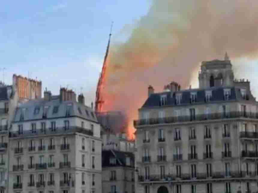  पॅरिसच्या प्राचीन  850 वर्षं जुन्या नोत्र दाम कॅथेड्रलला आग, इमारत भस्मसात.. शिखर कोसळलं