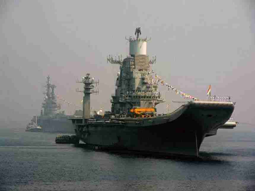 भारतीय नौदलाच्या आयएनएस विक्रमादित्य युद्धनौकेवर अग्नितांडव