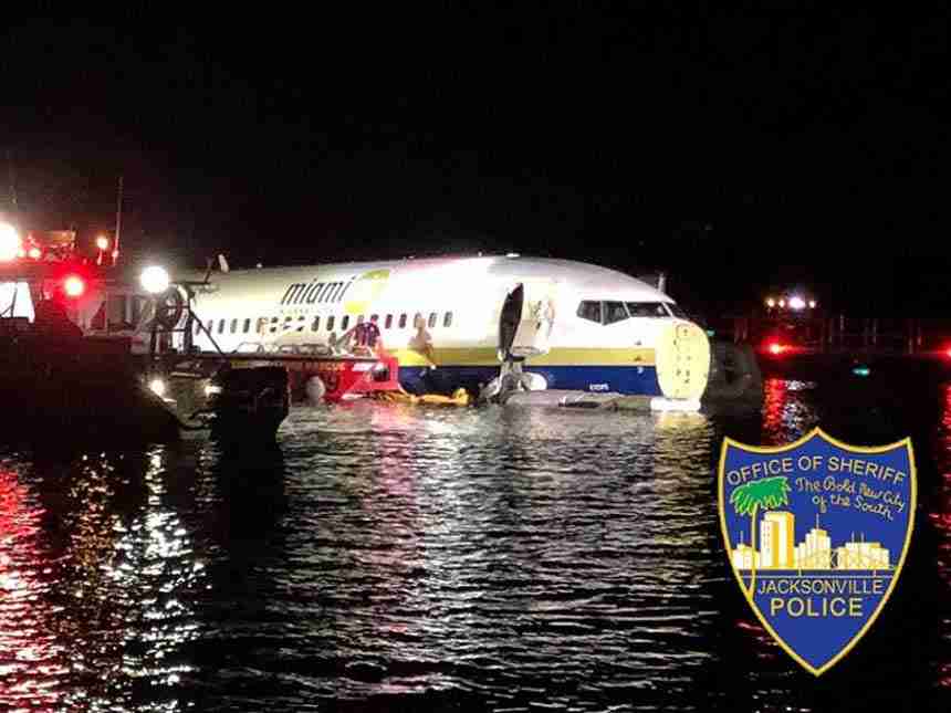 फ्लोरिडात प्रवासी विमान नदीत कोसळले,सुदैवाने  जीवितहानी नाही