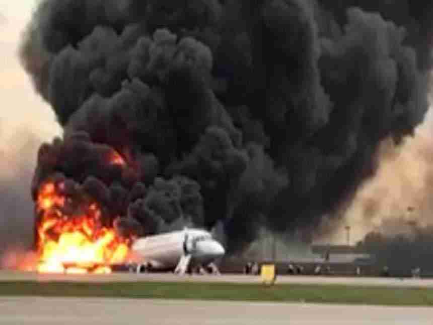 रशियात इमर्जन्सी लॅंडिंग करताना  विमानाला आग लागून ४१ प्रवाशांचा मृत्यू