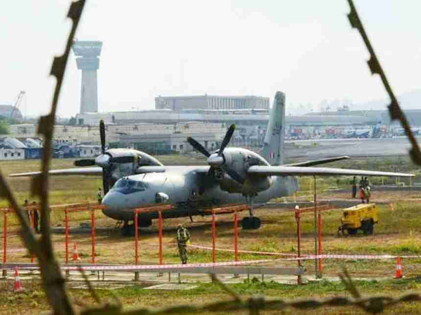 मुंबई विमानतळावर एअर फोर्सचे एएन-32 विमान धावपट्टीवरुन उड्डाण करताना घसरले