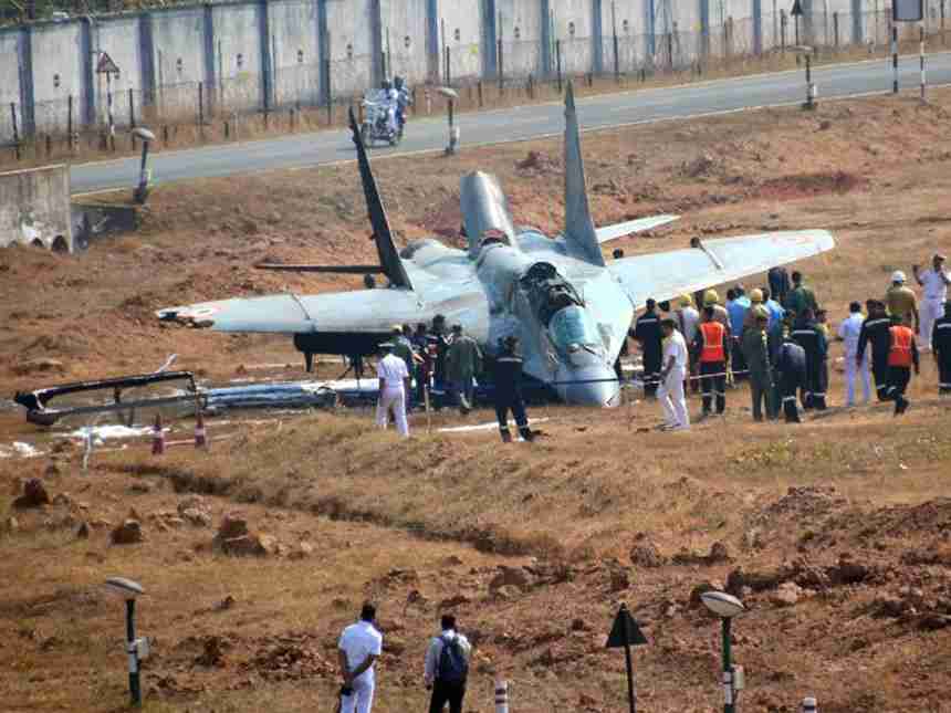 गोवा एअरपोर्टवर नौसेनेच्या 'मिग २९' विमानातून ड्रॉप टँक कोसळून आग