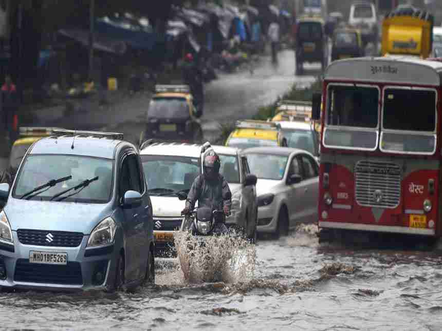 mumbai rain update : मुंबई व परिसरात नुसळधार पावसाची हजेरी, शाळांना सुट्टी