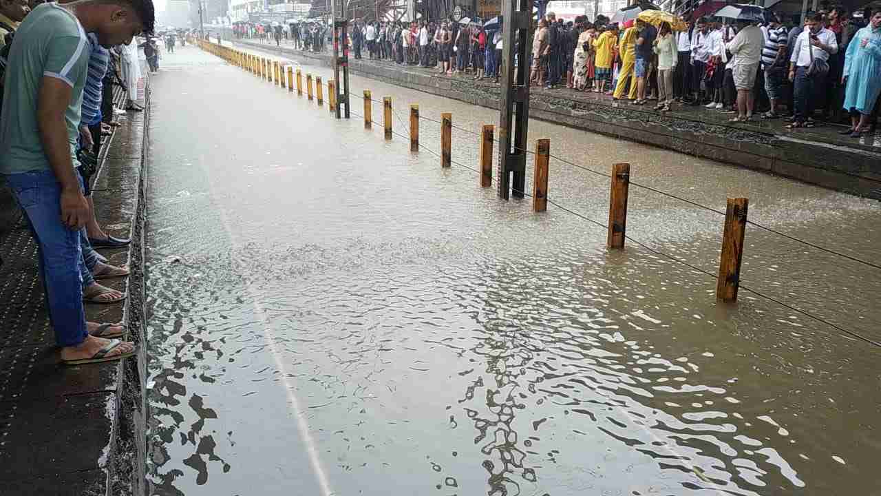 mumbai train update: नालासोपारा ट्रॅकवर पाणी