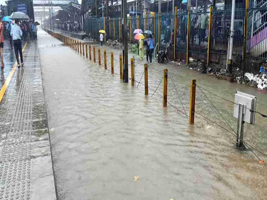Mumbai rain update : रेल्वे थांबली तर पोलिस प्रशासनाकडून इशारा 