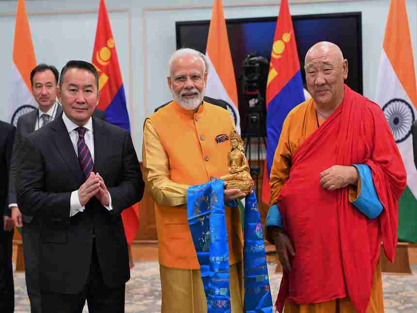 पंतप्रधान नरेंद्र मोदी आणि मंगोलियाचे राष्ट्राध्यक्ष खैल्तमानीग बटुल्गा यांच्या हस्ते बुद्ध पुतळ्याच