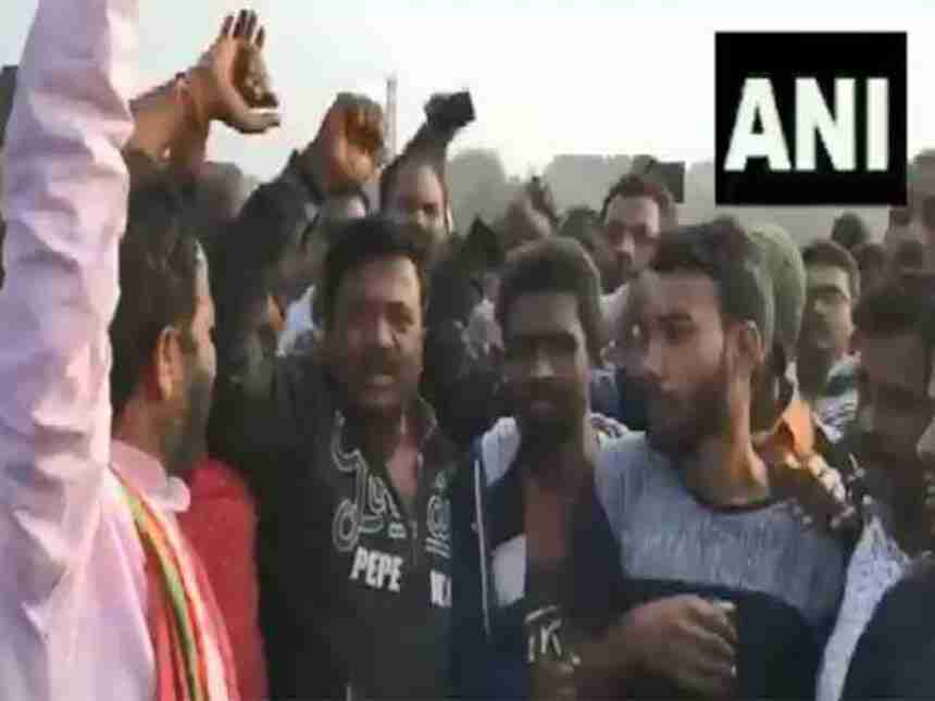 Hyderabad encounter: People shout 'Telangana Police Zindabad', shower rose petals on cops
