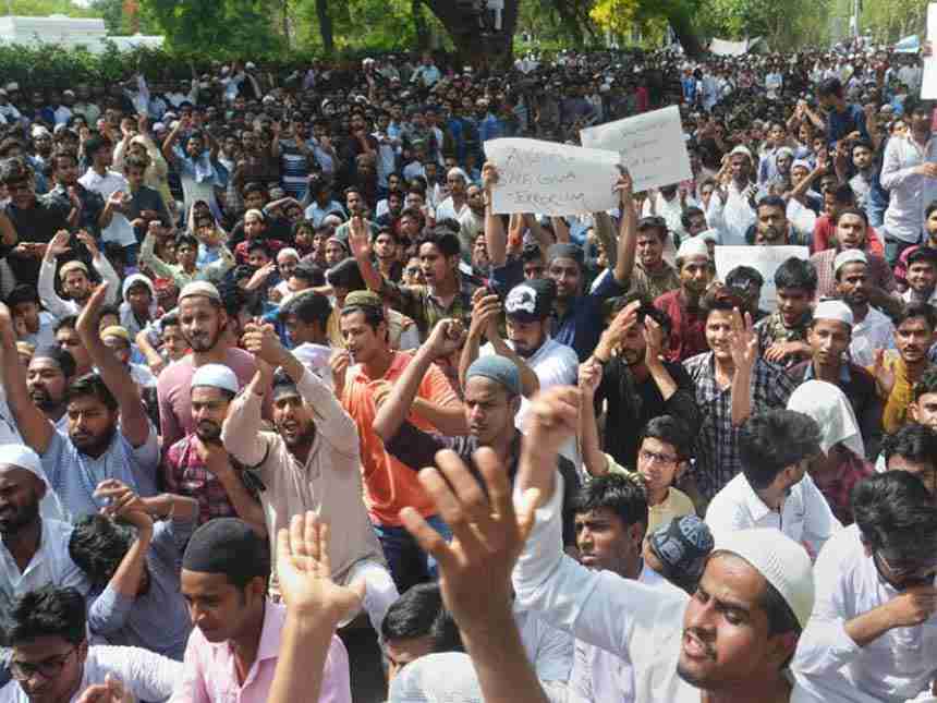 अलीगढ मुस्लीम विद्यापीठातील १० हजार विद्यार्थ्यांवर  गुन्हा दाखल 