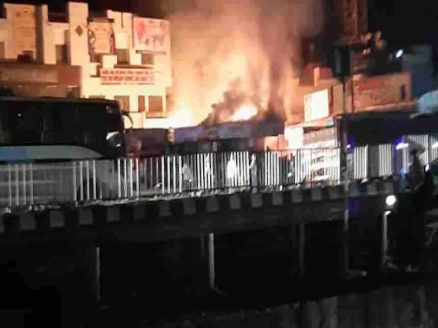उंब्रज-सेवा महामार्ग रोडवर भीषण आग : दुकान जळून खाक