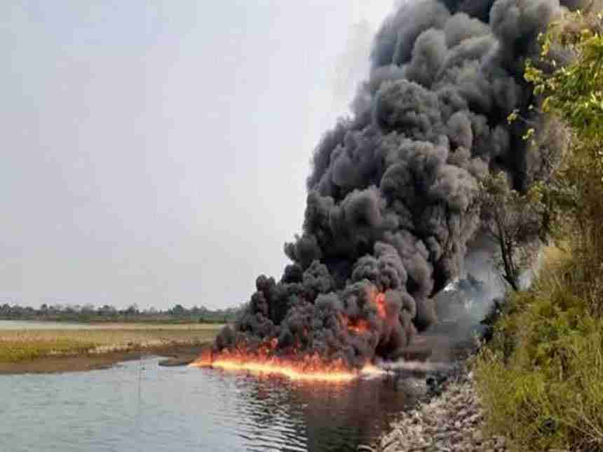 आसामच्या एका नदीला भीषण आग: समाजकंटकांवर संशय 