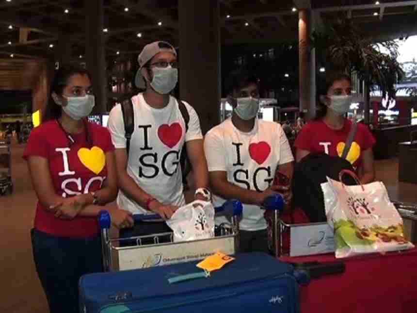 सिंगापूरमध्ये अडकलेले 50 भारतीय विद्यार्थी अखेर मायदेशी परतले