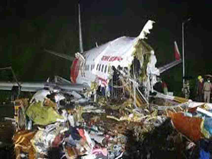 केरळ विमान दुर्घटना: विमानाला वाचवण्याचा वैमानिकांनी शेवटपर्यंत केला प्रयत्न