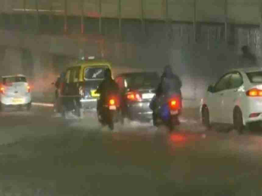 मुंबईमध्ये विजांच्या कडकडाटांसह मुसळधार पाऊस