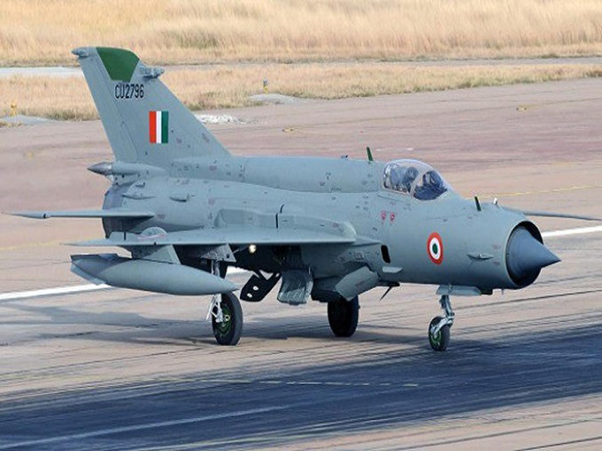 भारतीय हवाई दलाचं MiG-21 विमान क्रॅश, उड्डाण भरताच इंजिनने घेतला पेट