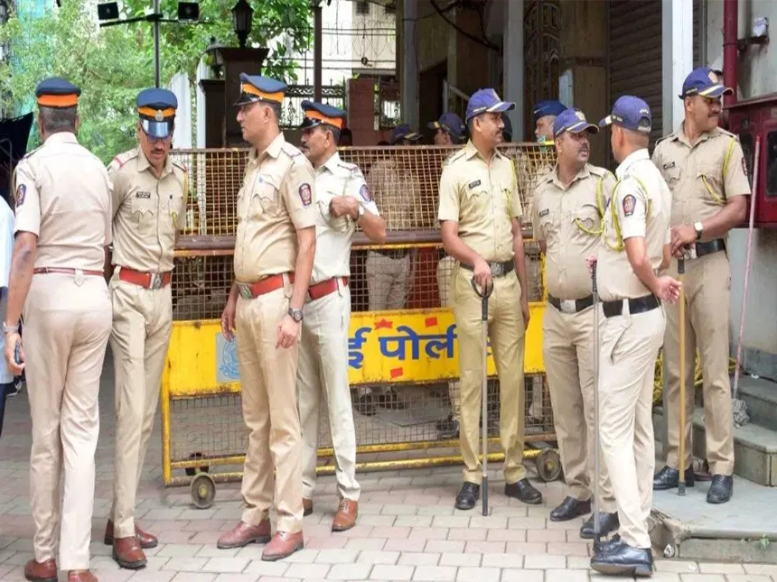 एक मेसेज अन् पळापळ… मुंबई वाहतूक पोलीस नियंत्रण कक्षाला धमकीचा मेसेज, पोलिस हाय अलर्टवर